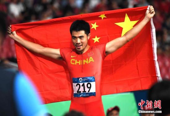 8月28日晚间，雅加达亚运会田径男子110米栏决赛，中国选手谢文骏以13秒34的赛季最好成绩夺得冠军。中新社记者 王东明 摄